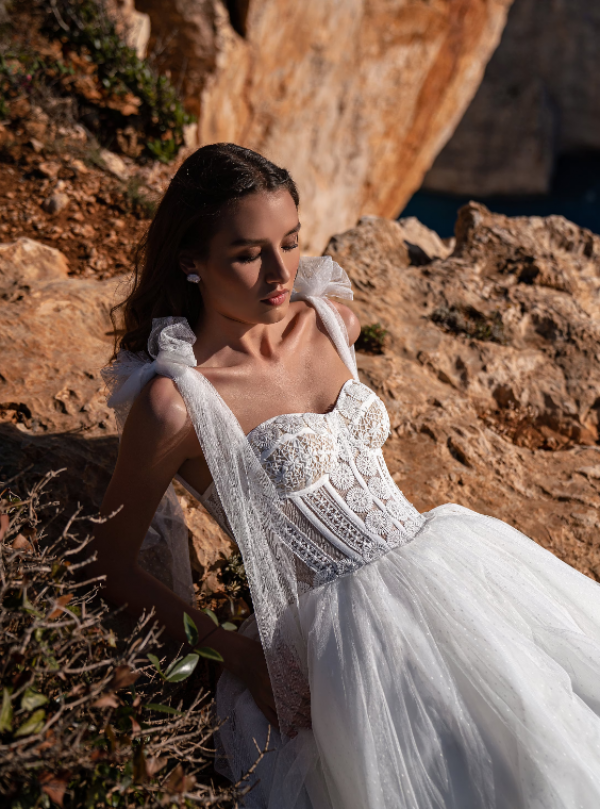 Gaun dengan corset dan rok bervolume